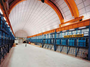 fig04_p-view inside one of the underground halls at Gran Sasso.jpg (86946 字节)