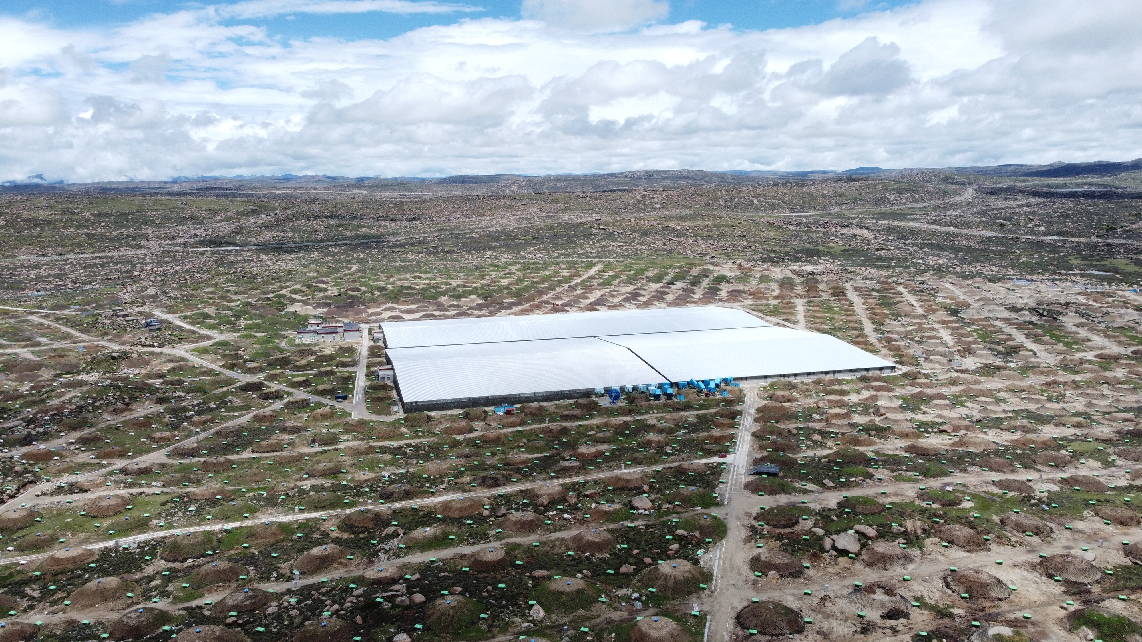 高海拔宇宙线观测站测定标准烛光的超高能段亮度、发现拍电子伏伽马辐射挑战理论极限