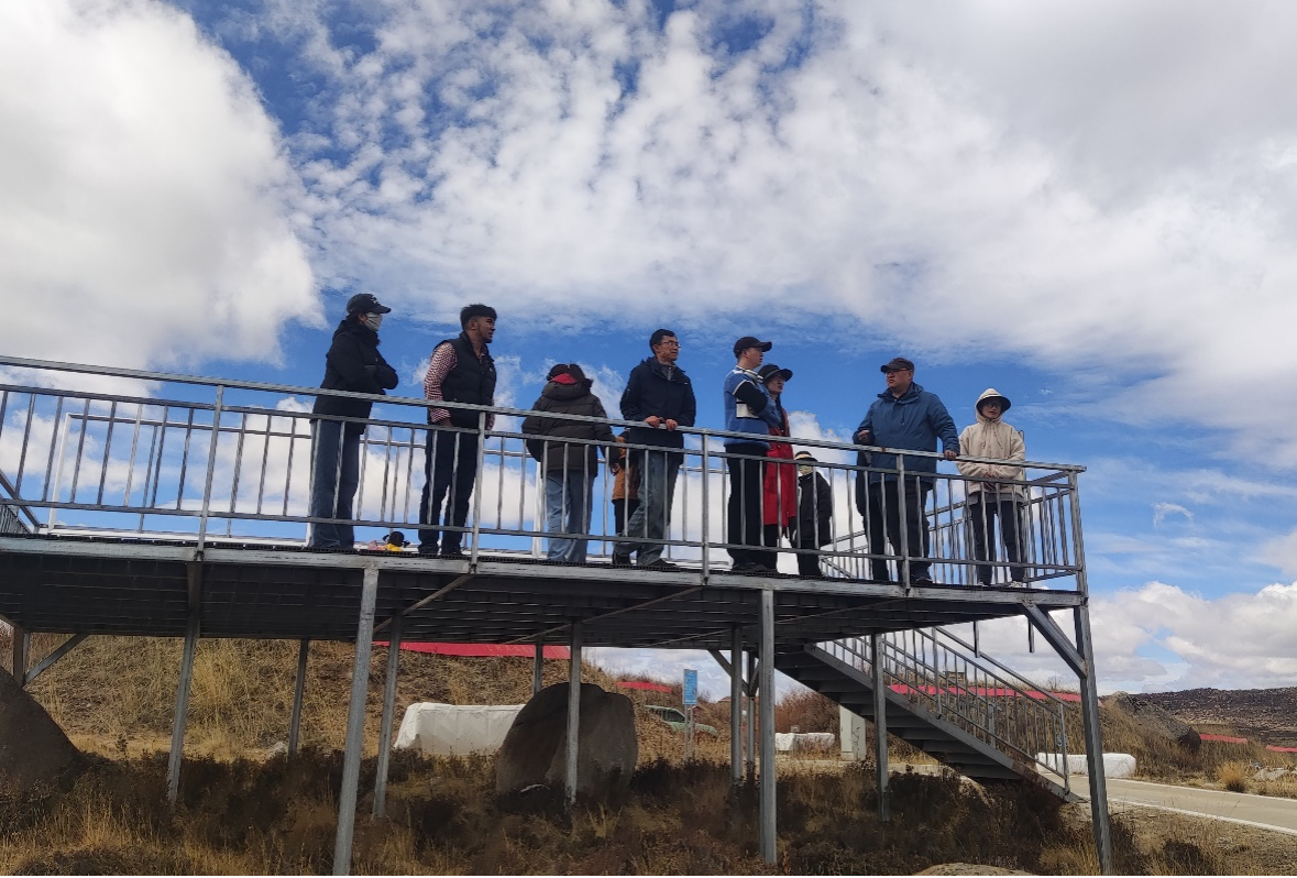 高海拔宇宙线观测站首次面向公众开放参观