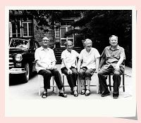 1978年，同在庐山疗养的何怡贞夫妇与何泽慧、钱三强夫妇合影。左起葛庭燧、何怡贞、何泽慧、钱三强。