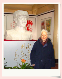 何泽慧院士参观“纪念雷锋”展览