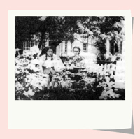 1946年何泽慧（左）与约里奥・居里夫人的合影