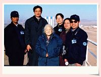 何泽慧院士在“神舟二号”发射场